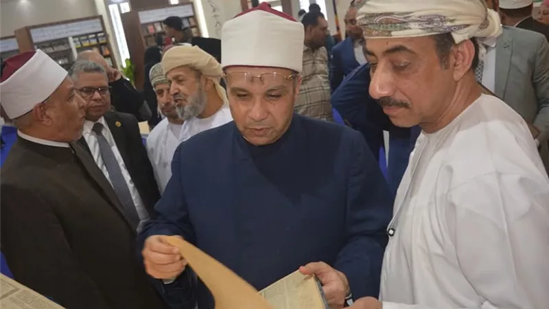 سفير سلطنة عمان يزور جناح الأعلى للشئون الإسلامية بمعرض الكتاب