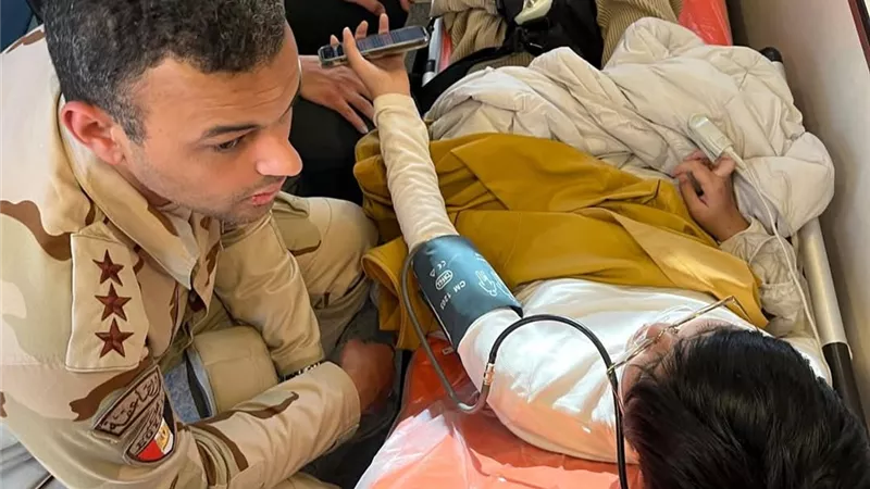 القوات المسلحة تنجح فى إنقاذ٢٤سائحا هبط بهم بالون بمنطقة جبلية
