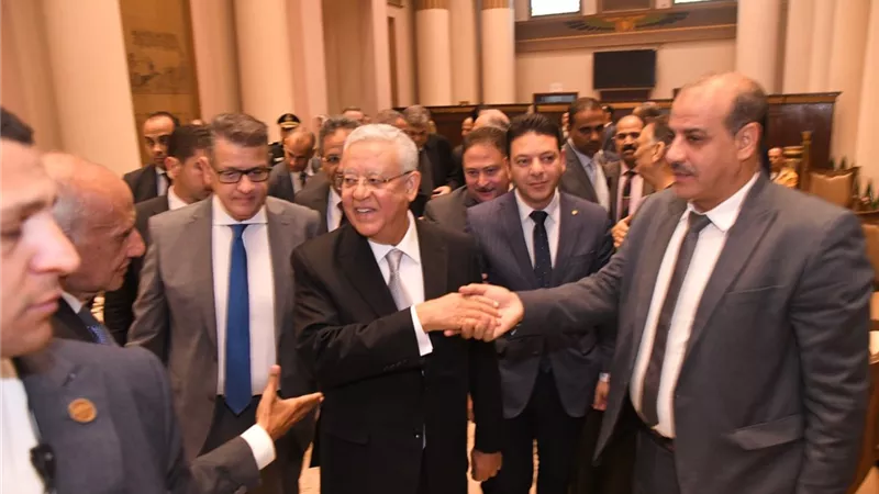 بالصور.. جبالي يلتقي بالنواب المتواجدين في البهو الفرعوني للمجلس