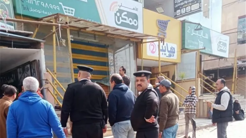 جهاز بدر يضبط 10 تكاتك ويغلق 9 محلات بالتعاون مع شرطة التعمير صور