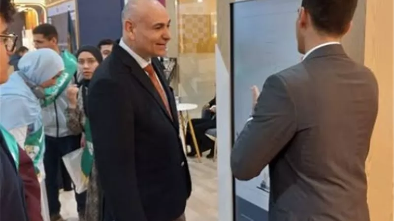 عبدالباري يتفقد جناح هيئة الرقابة الإدارية بمعرض القاهرة للكتاب