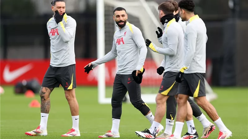 شاهد بالفيديو.. محمد صلاح مع كييزا وأرنولد من تدريبات ليفربول أمس