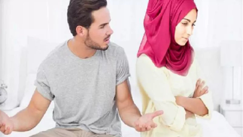 حكم ترك الزوجة عند أهلها مُعلقة بدون طلاق؟