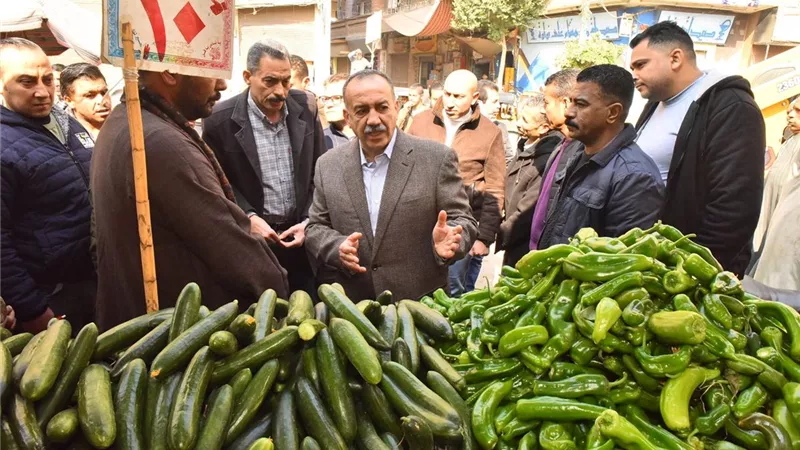 محافظ أسيوط يتفقد سوق الخضار والفاكهة بمدينة منفلوط