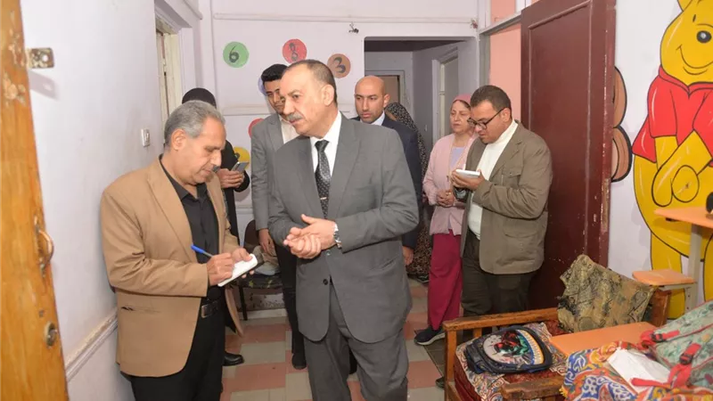 محافظ أسيوط يتفقد أنشطة جمعيتي البسمة والأمل والنور والأمل