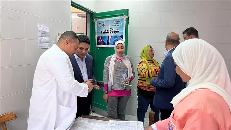 الكشف على ٨٧٥ حالة بقافلة المساوية الطبية جنوب الأقصر