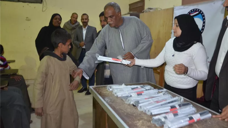 مستقبل وطن بالأقصر يقدم العصا البيضاء للمكفوفين بإسنا
