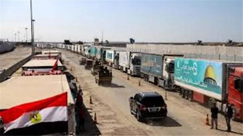130 شاحنة مساعدات إنسانية للفلسطينيين تدخل قطاع غزة