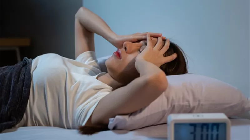 ما سبب ارتجاف الجسم أثناء النوم والشعور برعشة متكررة؟