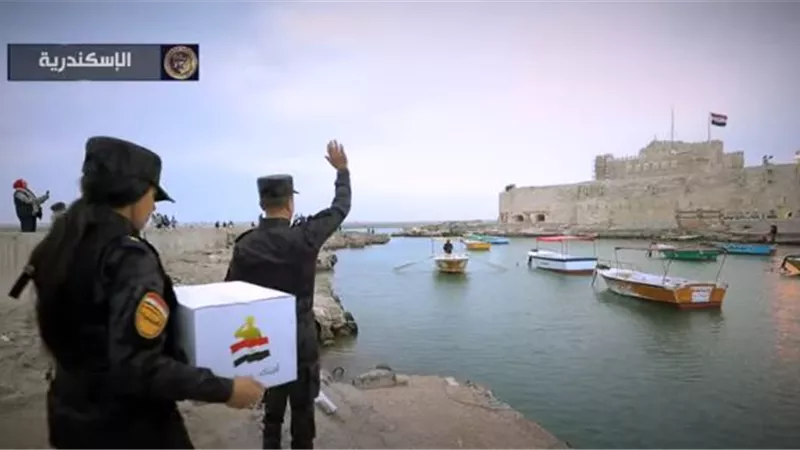 الأمن المركزي يوزع مساعدات عينيةعلى المواطنين بالمناطق الأولى بالرعاية