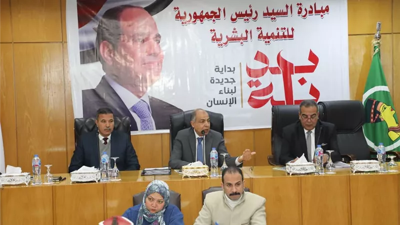 محافظ المنيا يتابع تجهيزات قوافل مساعدات غزة