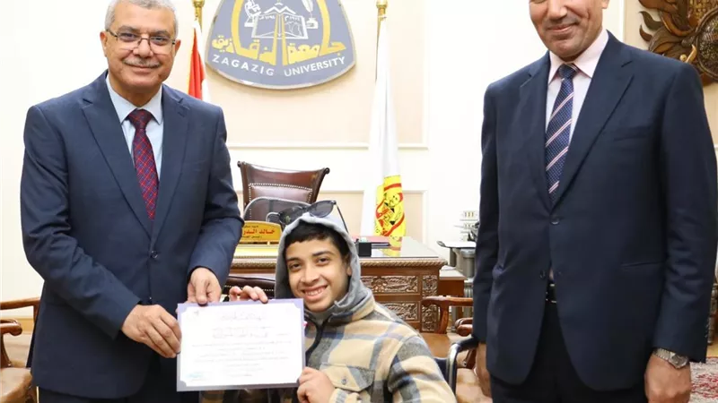 رئيس جامعةالزقازيق يُكَرِّمُ الطلاب الفائزين في فعاليات ذوى الهمم