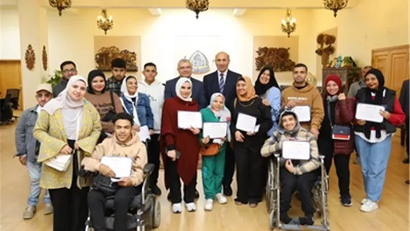 رئيس جامعة الزقازيق يكرم الفائزين فى بارالمبياد الجامعات