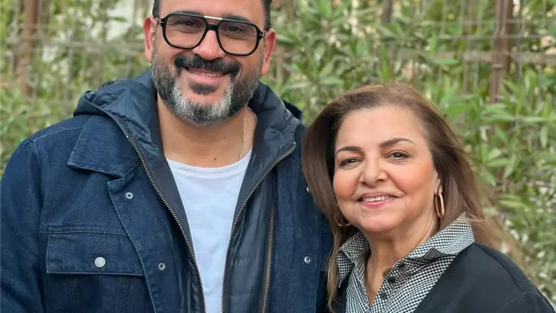 أكرم حسنى يداعب عزة لبيب من كواليس 