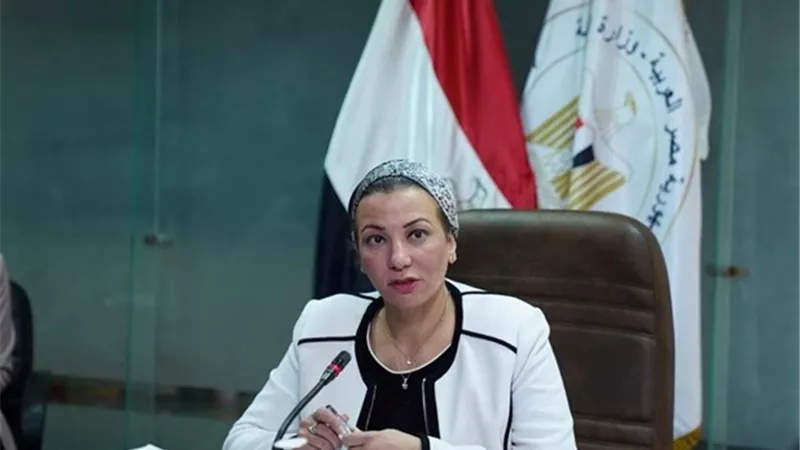 وزيرة البيئة: إقبال جماهيري غير مسبوق على جناح الوزارة بمعرض الكتاب