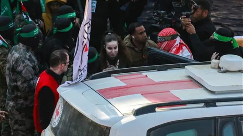 الصليب الأحمر يتسلم المحتجزين الإسرائيليين أربيل يهود وجادي موزيس
