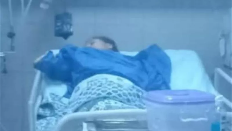 بعد تخلى ابوبناتهاعنها فاعل خير يسدد ديونها ومصاريف علاج ابنتها