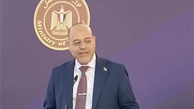 وزير العمل يعلن عن توفير وظائف جديدة في الإمارات والسعودية