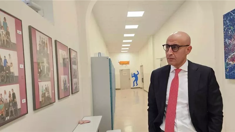 وزير التربية والتعليم في زيارة ميدانية لمدرسة 