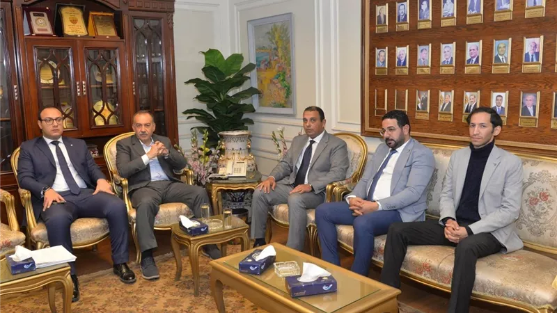 محافظ أسيوط يلتقي وفد الجهاز القومي لتنظيم الإتصالات