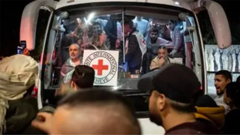 وصول الأسرى الفلسطينيين الـ9 المفرج عنهم من السجون الإسرائيلية إلي غزة