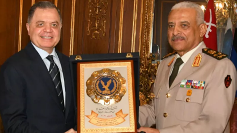 وزيرالداخلية يستقبل وزيرالدفاع ورئيس الأركان للتهنئة بعيد الشرطة