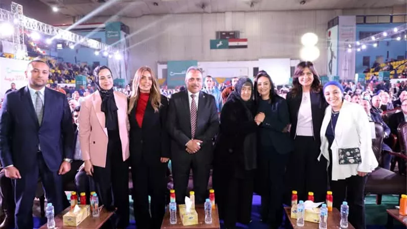 وزيرة التضامن ومحافظ الشرقية يشهدان احتفالية 