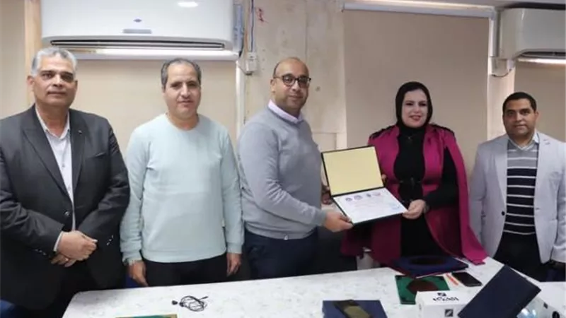 صحة دمياط تكرم مديرة المستلزمات الطبية