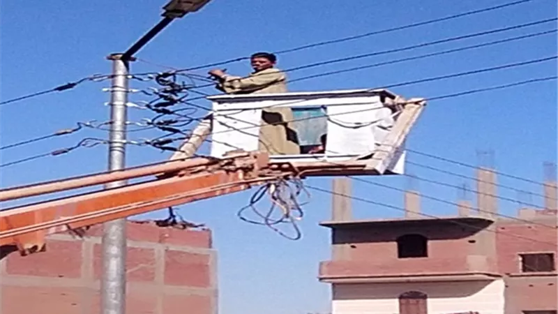 محافظ أسيوط: صيانة وتركيب كشافات الإنارة بمدينة أبوتيج