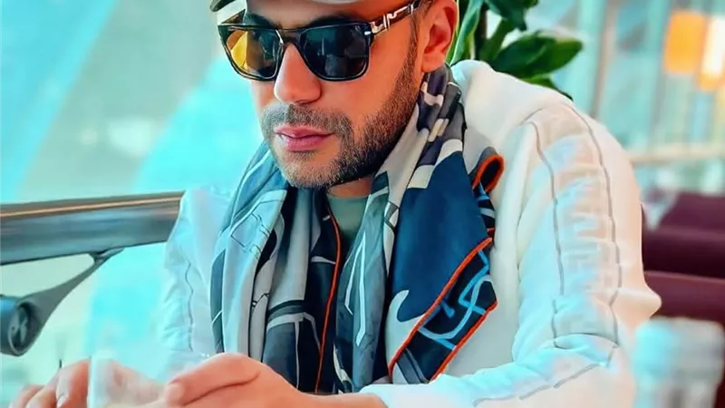 محمد إمام يشارك متابعيه أحدث ظهور من باريس