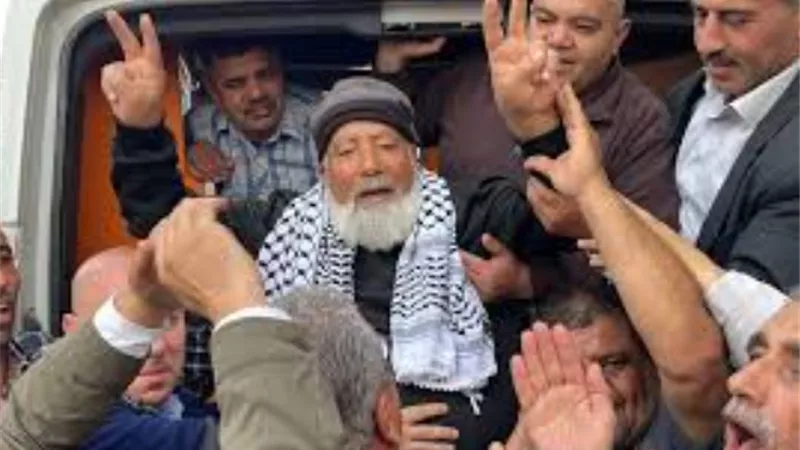 السجون الإسرائيلية توزع أساور تذكارية على الأسرى الفلسطينيين المحررين