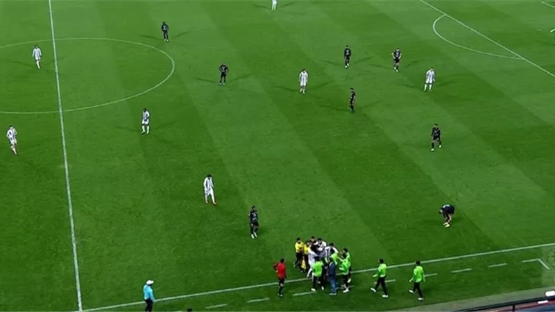 شاهد.. النني يشتبك بالايدى مع مدرب بني ياس في الدوري الاماراتي