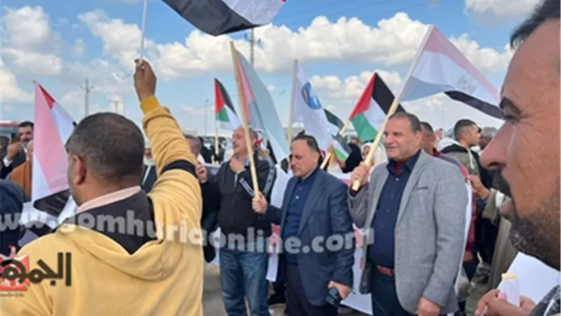 آلاف الحشود يتظاهرون أمام معبر رفح لرفض مخطط تهجير الفلسطينيين