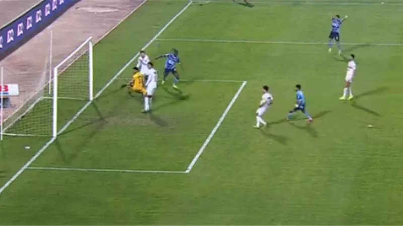 فيستون ماييلي يتقدم لبيراميدز على الزمالك بالهدف الأول