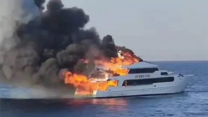 اندلاع حريق فى لنش سياحى بخليج مكادى بالغردقة