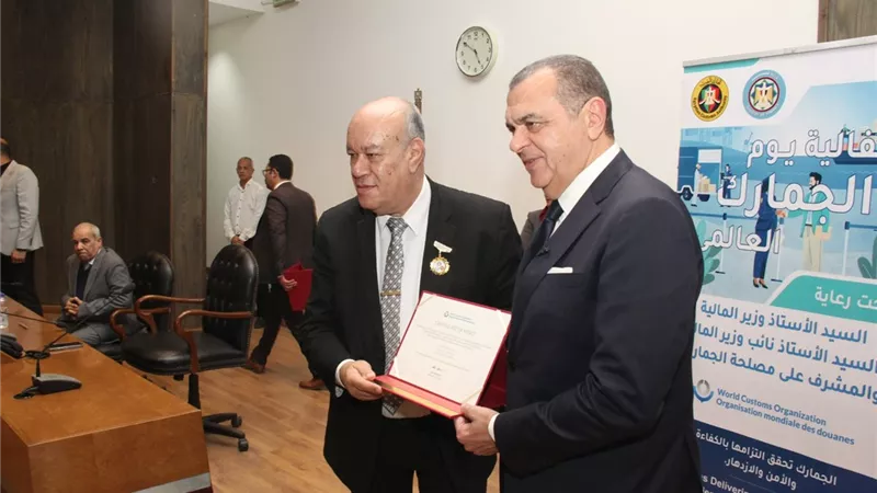 الجمارك تمنح شهادة الجدارة لرئيس شركة ميناء القاهرة الجوي