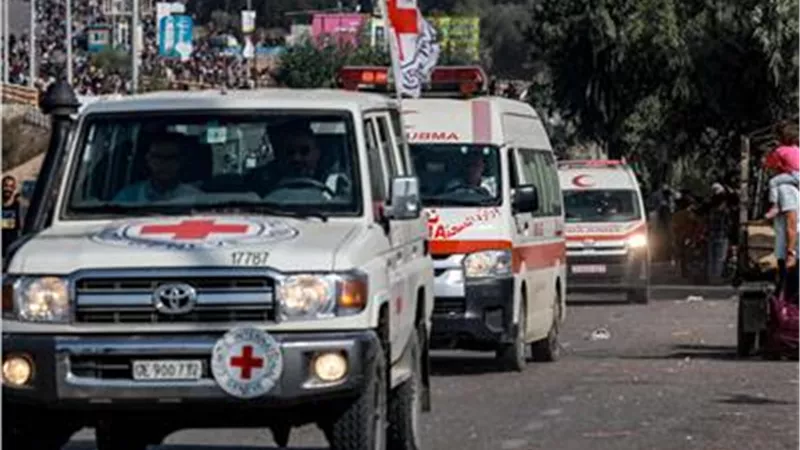 الاحتلال: الصليب الأحمر تسلم محتجزين وجار نقلهم إلى قواتنا فى غزة