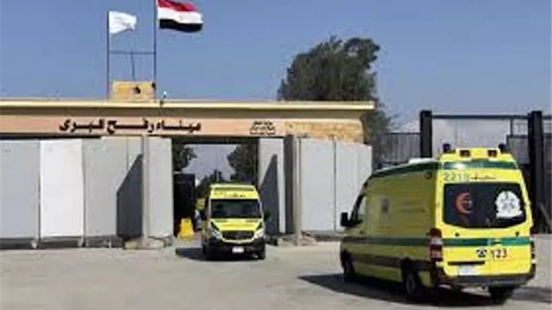 القاهرة الإخبارية: معبر رفح يستعد لاستقبال 50 مصابًا من قطاع غزة