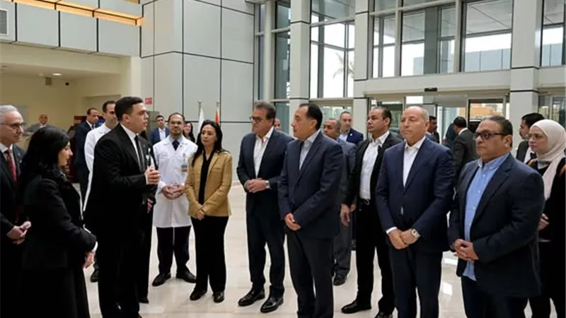 رئيس الوزراء يتفقد مستشفى 