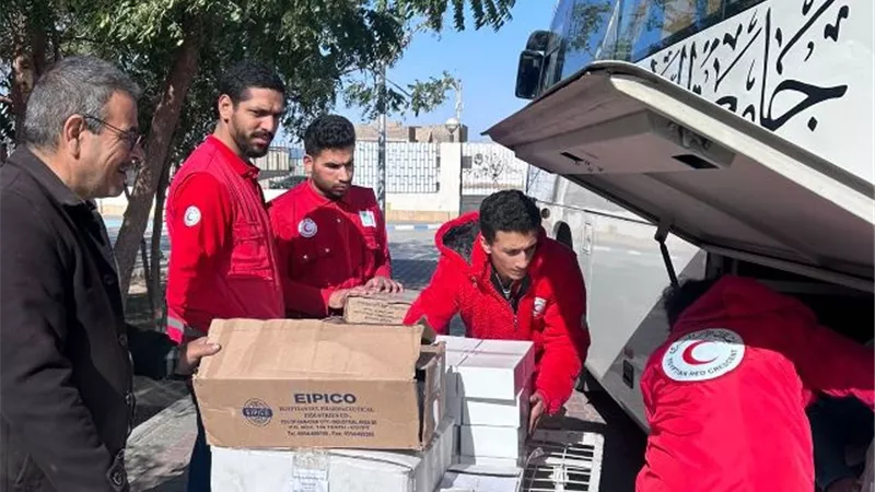 الهلال الأحمر يوزع 500 لحاف و500كرتونة مواد غذائية بحلايب وشلاتين