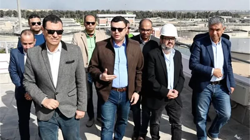 وزير الإسكان يتفقد محطة معالجة مياه الصرف الصحي بالجبل الأصفر