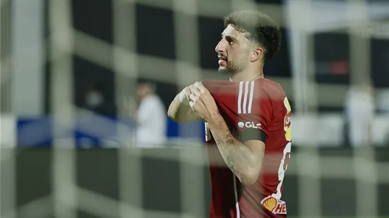 الأهلي يستعد لرحيل وسام أبو علي بمبلغ خرافي