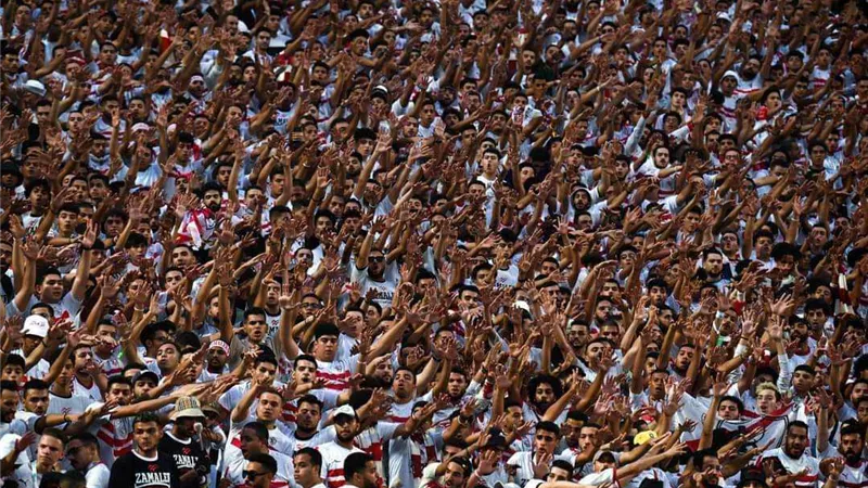 إغماء مشجع زمالكاوي بعد الخسارة من بيراميدز.. شاهد خالد عامر يكشف