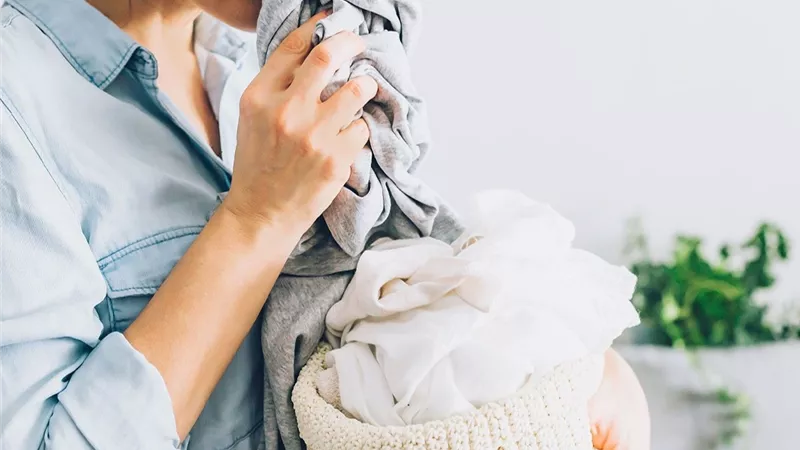 طرق التخلص من الروائح الكريهة للملابس