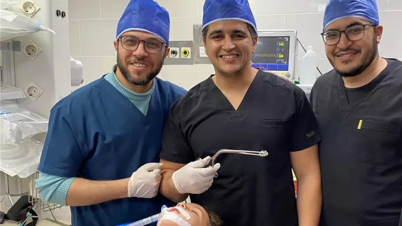 اطباء جامعة الأزهريتمكنون من إنقاذ طفلة بالشلاتين ابتلعت جسم غريب