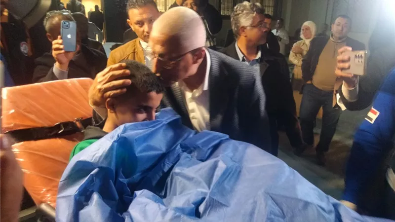 محافظ شمال سيناء يستقبل الجرحي الفلسطينيين في مستشفي العريش العام