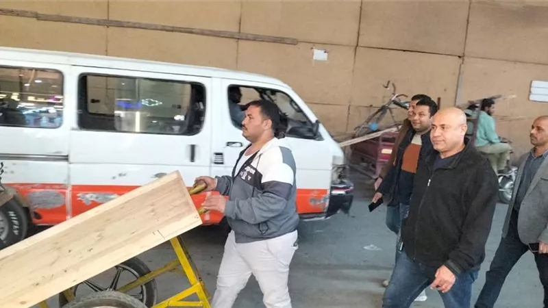 محافظ أسيوط يوجه بتكثيف حملات الإشغالات وتعديات الباعة الجائلين