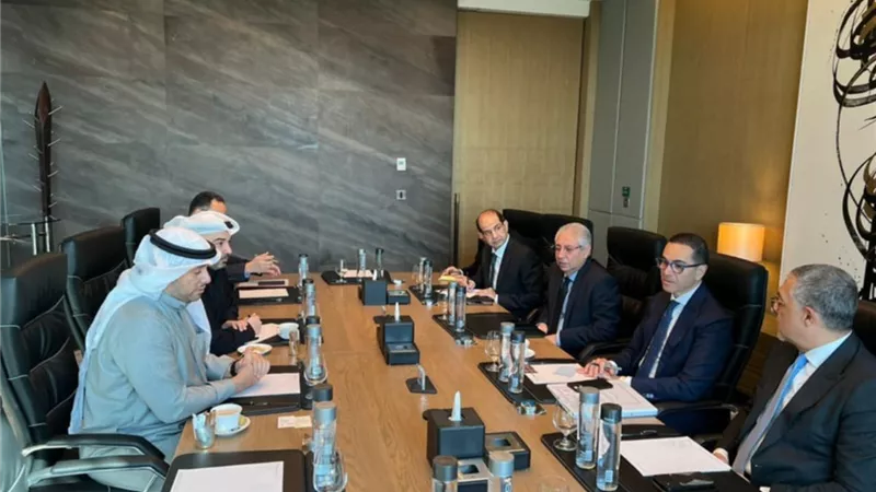 الخطيب يلتقي مجموعة عارف الاستثمارية ويستعرض مزايا الاستثمار بمصر