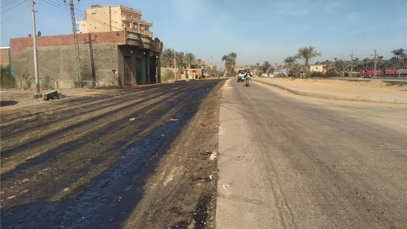 بدء أعمال الرصف لوصلة طريق مصر أسيوط الزراعي