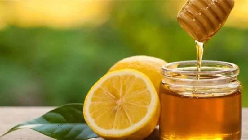 فوائد شرب العسل الأسود مع الماء الدافئ والليمون